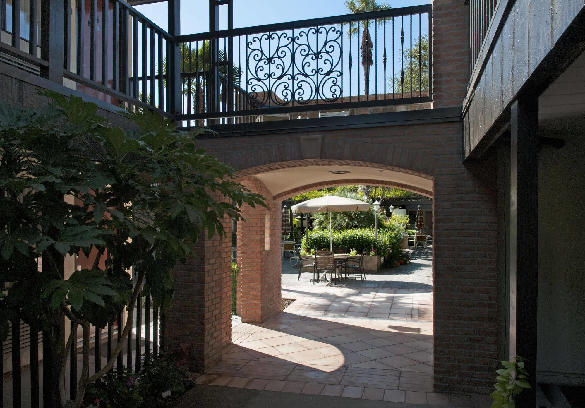 Roman Spa Resort Калистога Екстериор снимка